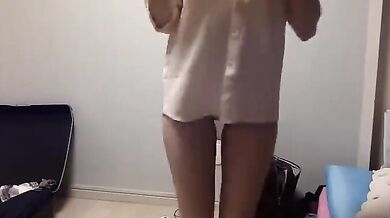 Bạn cùng lớp Guo cởi đồ tự sướng 2