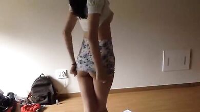 Bạn cùng lớp Guo cởi đồ tự sướng 2