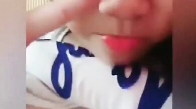 大奶妹子床上露奶自拍