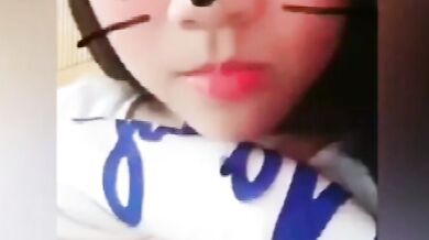 大奶妹子床上露奶自拍