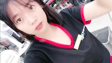 Một nhân viên bán hàng dễ thương trong một cửa hàng điện thoại di động nổi tiếng đang để ngực trần