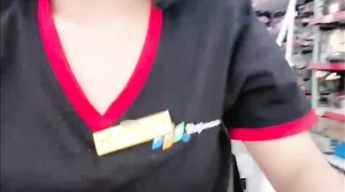 Một nhân viên bán hàng dễ thương trong một cửa hàng điện thoại di động nổi tiếng đang để ngực trần