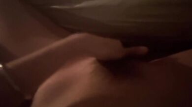 被子裡自拍摸穴