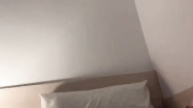 母狗咬內褲床上溜達