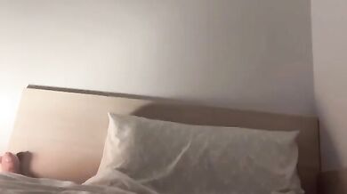 母狗咬內褲床上溜達