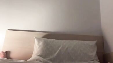 母狗咬內褲床上溜達