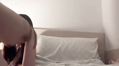 母狗咬內褲床上溜達