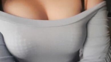 美しい女性学生がストリップする自撮り