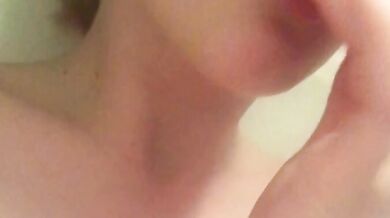 Con đĩ gợi cảm thủ dâm khi động dục