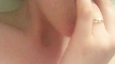 セクシーな雌犬が発情期にオナニーする