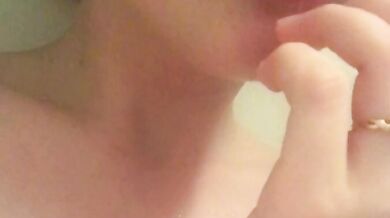 Con đĩ gợi cảm thủ dâm khi động dục