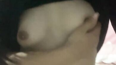 貧乳騷姐姐抓奶自拍3