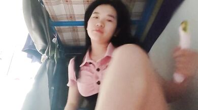 肉厚な女の子が寮でバイブでオナニー