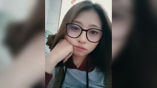 眼鏡美女全裸假屌自慰噴水
