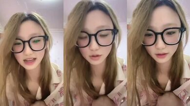 眼鏡をかけた美女は両手で地面に触れ、自分の体を露出させた