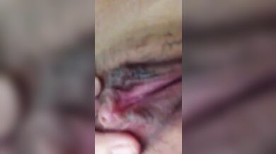 Cô gái trung học dễ thương với ham muốn tình dục mạnh mẽ đang thủ dâm và xuất tinh