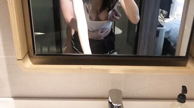 ホテルに入った後の女子大生の自撮り