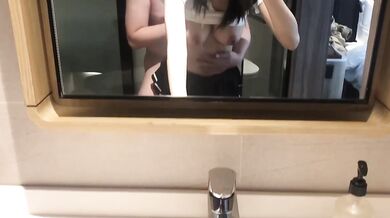 ホテルに入った後の女子大生の自撮り